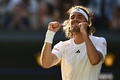 テニス、ウィンブルドン選手権、男子シングルス2回戦。勝利を喜ぶステファノス・チチパス（2023年7月7日撮影）。(c)SEBASTIEN BOZON / AFP