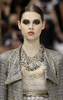 フランス・パリ市内で発表された「シャネル（CHANEL）」11年春夏コレクション（2010年10月5日撮影）。（c）AFP/PATRICK KOVARIK