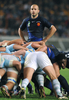 スクラムを見守るフランスのフレデリック・ミシャラク（%%Frederic Michalak%%）。(c)AFP/MARTIN BUREAU