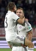 13クラブW杯（2013 FIFA Club World Cup）準決勝、広州恒大（Guangzhou Evergrande FC、中国）対バイエルン・ミュンヘン（Bayern Munich）。チーム3得点目を挙げてチームメートに祝福されるバイエルン・ミュンヘンのマリオ・ゲッツェ（Mario Goetze、2013年12月17日撮影）。(c)AFP/GERARD JULIEN