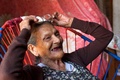 メキシコ南部チアパス州の州都トゥストラグティエレスの自宅でAFPの取材に応じる96歳の高校生、グアダルーペ・パラシオスさん（2018年4月18日撮影）。(c)AFP PHOTO / MOYSES ZUÑIGA
