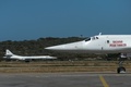 ベネズエラ首都カラカス北郊の空港に到着したロシアのツポレフ160（Tu160）長距離爆撃機2機（2018年12月10日撮影）。(c)Federico PARRA / AFP