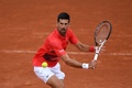 全仏オープンテニス、男子シングルス4回戦。リターンを狙うノバク・ジョコビッチ（2022年5月29日撮影）。(c)JULIEN DE ROSA/ AFP
