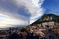 イタリア・シチリア島の町、タオルミーナ上空に上がったエトナ山の噴煙（2015年12月4日撮影）。(c)AFP/GIOVANNI ISOLINO