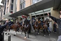 豪シドニーで行われたロックダウンに抗議するデモの対応に動員された警察の騎馬隊（2021年7月24日撮影）。(c)Steven SAPHORE / AFP