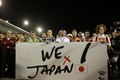 世界ロードレース選手権（WGP 2011）開幕戦カタールGP、MotoGP決勝。レース開始を前に東北地方太平洋沖地震の犠牲者への黙とうをするライダーたち（2011年3月20日撮影）。(c)AFP/KARIM JAAFAR