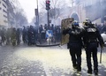仏パリで行われた労働法改正に抗議するデモで衝突する、労組メンバーや学生たちと機動隊（2016年3月31日撮影）。(c)AFP/THOMAS SAMSON