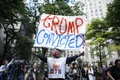 米ニューヨーク地裁前で、ドナルド・トランプ前大統領の有罪評決を喜ぶ人（2024年5月30日撮影）。(c)Kena Betancur / AFP