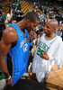 08-09NBA東カンファレンスプレーオフ準決勝、ボストン・セルティックス（%%Boston Celtics%%）対オーランド・マジック（%%Orlando Magic%%）第7戦。試合はマジックが101-82でセルティックスを下し、対戦成績を4勝3敗としてカンファレンス決勝に進出した。写真は試合後にマジックのドワイト・ハワード（%%Dwight Howard%%）を祝福するセルティックスのレイ・アレン（%%Ray Allen%%）。（2009年5月17日撮影）(c)AFP/Getty Images/NBAE/Brian Babineau