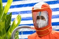 タイの首都バンコクの市場前で、新型コロナウイルス検査を行う医療従事者（2021年9月4日撮影）。(c)Jack TAYLOR / AFP