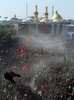 イラク首都バグダッド（Baghdad）の南西80キロのカルバラ（Karbala）で、イスラム教シーア（Shiite）派の祭日「アシュラ（Ashura）」の行事に参加する信者ら（2013年11月14日撮影）。(c)AFP/ALI AL-SAADI