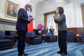 台湾の蔡英文総統（右）とあいさつするフランスのアラン・リシャール元国防相。台湾総統府で（2021年10月7日撮影）。(c)CNA Pool / POOL / AFP