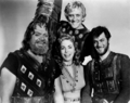 映画『バイキング（The Vikings）』（1958年）の共演者と。前段左からアーネスト・ボーグナイン（Ernest Borgnine）、ジャネット・リー（Janet Leigh）、トニー・カーティス（Tony Curtis）。後段はカーク・ダグラス（Kirk Dougla、撮影日時不明）。(c)AFP