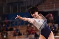 東京五輪、体操女子種目別ゆか決勝の演技に臨む村上茉愛（2021年8月2日撮影）。(c)Jeff PACHOUD/ AFP