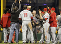 米大リーグ（MLB）、シンシナティ・レッズ（Cincinnati Reds）のホーマー・ベイリー（Homer Bailey）が28日、ピッツバーグ・パイレーツ（Pittsburgh Pirates）戦に先発登板し、チームでは24年ぶりとなるノーヒットノーランを達成した。試合はレッズが1-0で勝利している。

ノーヒットノーランを達成し、チームメイトに祝福されるシンシナティ・レッズのホーマー・ベイリー（2012年9月28日撮影）。(c)AFP/Getty Images/Justin K. Aller