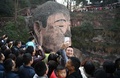 待ち時間に大仏を携帯電話で自撮りする観光客（2018年2月20日撮影）。(c)CNS/劉忠俊