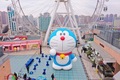 ショッピングモール「上海大悦城」屋上の観覧車前に登場し、人々の目を引いた巨大なドラえもん（2019年3月15日撮影）。(c)Xinhua News