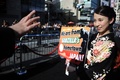 映画『GODZILLA』のプレミア上映会が行われた米ハリウッド（Hollywood）のドルビー・シアター（Dolby Theatre）前で、プラカードを掲げる女性（2014年5月8日撮影）。(c)AFP/ROBYN BECK