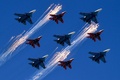 ロシアの首都モスクワで行われた旧ソ連の対ナチス・ドイツ戦勝73年を記念する軍事パレードに登場したアクロバット飛行チーム「ストリージ」のミグ29戦闘機（2018年5月9日撮影）。(c)AFP PHOTO / Kirill KUDRYAVTSEV