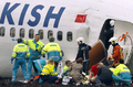 オランダ・首都アムステルダム（Amsterdam）のスキポール（Schiphol）空港のトルコ航空（Turkish Airlines）ボーイング（Boeing）737-800型旅客機が墜落した現場で救助作業にあたる救急隊（2009年2月25日撮影）。(c)AFP/TOUSSAINT KLUITERS