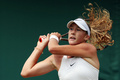 テニス、ウィンブルドン選手権、女子シングルス3回戦。リターンを打つミラ・アンドレーワ（2023年7月9日撮影）。(c)Adrian DENNIS / AFP