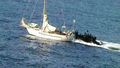 ソマリア沖のアデン湾（Gulf of Aden）でフランスのヨット「Tanit」号が海賊に乗っ取られた事件で、仏海軍の特殊部隊が行った人質救出作戦の様子。

仏海軍の特殊部隊は10日、人質救出作戦を決行。人質5人のうち3歳の子どもを含む4人を救出したが、ヨットの所有者の男性1人が死亡した。海賊は2人が射殺され、3人が拘束された。（2009年4月10日仏軍提供）(c)AFP/ECPAD