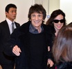 羽田空港の到着ロビーに姿を見せたザ・ローリング・ストーンズ（The Rolling Stones）のロニー・ウッド（Ronnie Wood、2014年2月23日撮影）。(c)AFP/Yoshikazu TSUNO