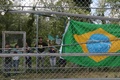 イタリアのイモーラ（Imola）で開催された故アイルトン・セナ（Ayrton Senna）氏の没後20年追悼式典で掲げられたブラジル国旗（2014年5月1日撮影）。(c)AFP/MAURO MONTI
