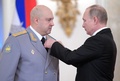セルゲイ・スロビキン大将（左）のシリアでの軍功をたたえるウラジーミル・プーチン大統領。ロシアの首都モスクワの大統領府で（2017年12月28日撮影、資料写真）。(c)Alexey DRUZHININ / SPUTNIK / AFP