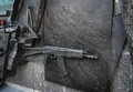 ロシアの首都モスクワ中心部に建てられた自動小銃「AK47」の設計者、故ミハイル・カラシニコフ氏の像で、ナチス・ドイツの突撃銃「StG44」の図だと指摘された部分（2017年9月22日撮影）。(c)AFP/Mladen ANTONOV