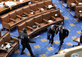 米連邦議会議事堂へのデモ隊乱入を受けて避難する議員ら（2021年1月6日撮影）。(c)Drew Angerer/Getty Images/AFP