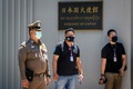 タイの首都バンコクの日本大使館前で警備に当たる警察（2020年8月25日撮影）。(c)Mladen ANTONOV / AFP