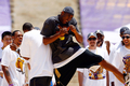 08-09NBAファイナルを制したロサンゼルス・レイカーズ（%%Los Angeles Lakers%%）の優勝パレードが17日、ロサンゼルス（Los Angeles）で行われ、数万人ものバスケットボールファンが祝福のため、市内中心部に詰めかけた。レイカーズの本拠地ステープルズ・センター（Staples Center）から始まったパレードは、8万人のファンが待つロサンゼルス・メモリアル・コロシアム（Los Angeles Memorial Coliseum）まで行われ、数百人の警察官が動員され。写真はメモリアル・コロシアムのステージで喜びを表現するレイカーズのコービー・ブライアント（%%Kobe Bryant%%）。（2009年6月17日撮影）(c)AFP/Getty Images/Jeff Gross