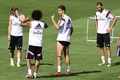 スペイン・スーパーカップ2014（Spanish Super Cup 2014）、アトレティコ・マドリード（Atletico Madrid）との第1戦を控え、バルデベバス（Valdebebas）のトレーニング施設で最終調整を行うレアル・マドリード（Real Madrid）の（左から）ルカ・モドリッチ（Luka Modric）、マルセロ（Marcelo Vieira Da Silva Junior）、クリスティアーノ・ロナウド（Cristiano Ronaldo）、カリム・ベンゼマ（Karim Benzema、2014年8月18日撮影）。(c)AFP/GERARD JULIEN