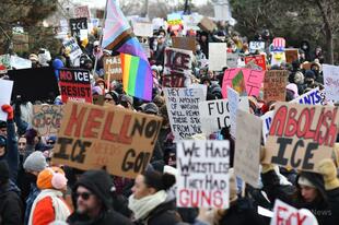 移民取り締まりへの抗議、全米規模に ICE発砲で女性死亡