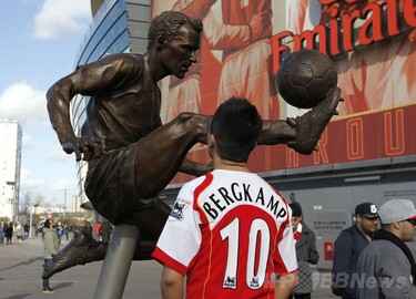 アーセナルがベルカンプ氏の銅像をお披露目 写真10枚 国際ニュース