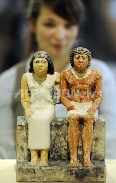古代エジプト展、紀元前2400年の男女像も ドイツ 写真7枚 国際ニュース