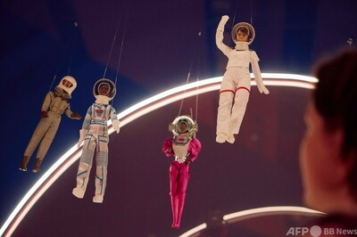 宇宙から帰還したバービー人形、ロンドンで初の一般公開 写真23枚 国際 
