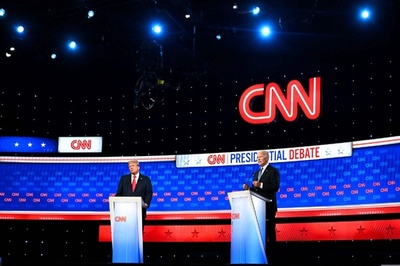 バイデン氏、トランプ氏との舌戦で苦戦 米大統領選第1回討論会