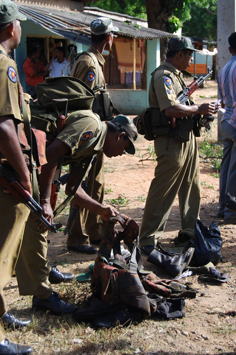 スリランカ北部で自爆攻撃、死傷者50人超