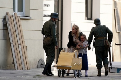 75年前の「ワルシャワ蜂起」を再現、ポーランド