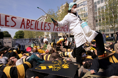 ハチの姿で抗議活動 - ドイツ