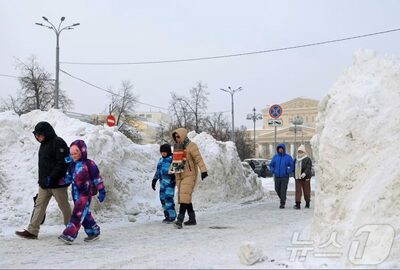 モスクワの北朝鮮大使館、駐車場屋根が崩落…モスクワの大雪、車10台損傷