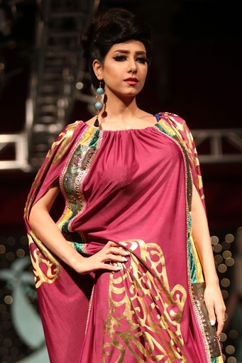 民族衣装をモチーフに、イラクでファッションショー