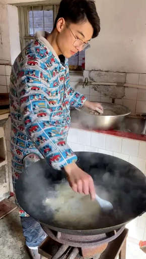 料理専攻の大学生、冬休みに故郷の村で引っ張りだこ 中国・江蘇省