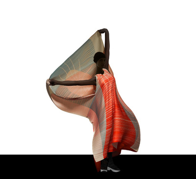 架空の国々の国旗がモチーフ、「プリーツプリーズ イッセイ ミヤケ」新作ワンピ