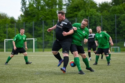 ドイツサッカー「太りすぎリーグ」試合開催