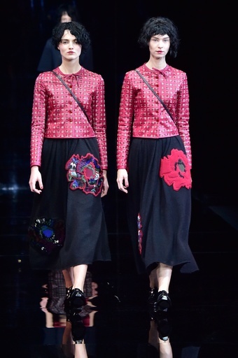 パープル、ブラック、レッドを多様に組み合わせて、「エンポリオ アルマーニ」15/16秋冬