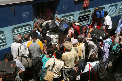 2歳少女が列車から投げられ死亡、座席争いの末 インド