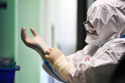 防護服の背中にプロポーズ 看護師の投稿が話題 イタリア